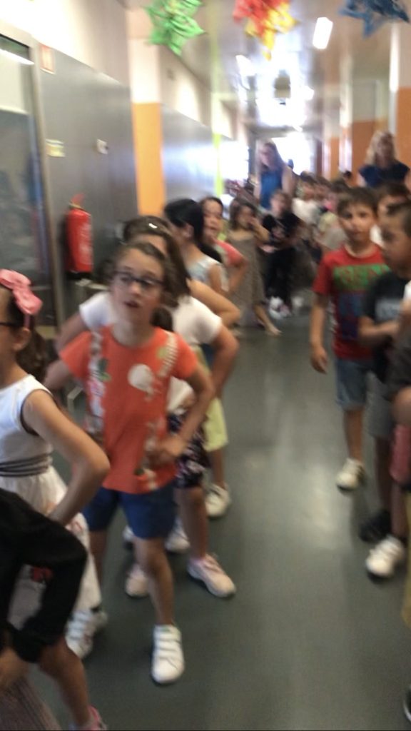 Marcha de São João-alunos do 1 ano da Escola Básica de Moimenta da Beira (foto 5 de 9)