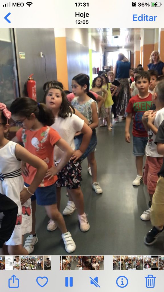 Marcha de São João-alunos do 1 ano da Escola Básica de Moimenta da Beira (foto 9 de 9)