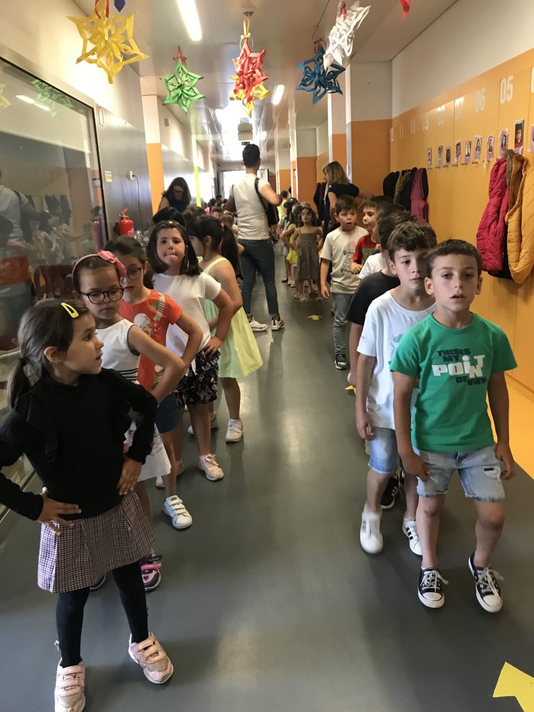 Marcha de São João-alunos do 1 ano da Escola Básica de Moimenta da Beira (foto 4 de 9)