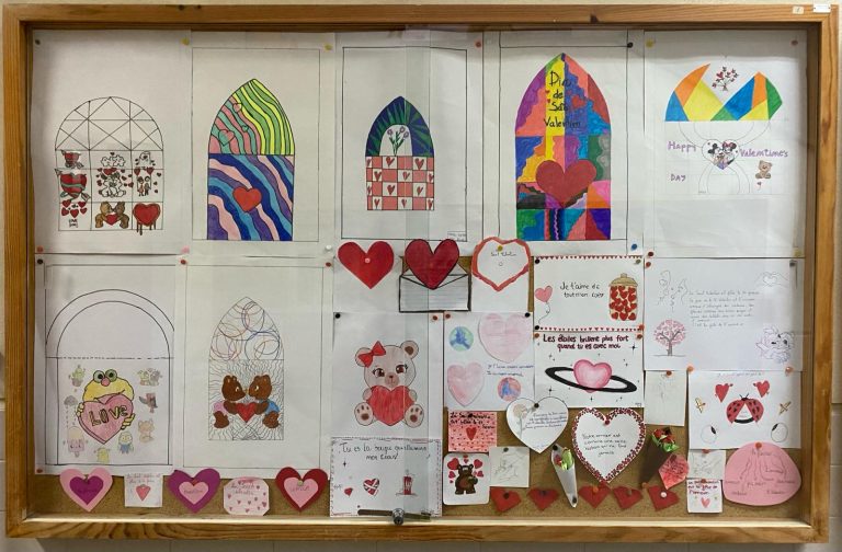 Os alunos de Francês, Educação Visual e o Clube da Voz expõem trabalhos para comemorar o dia de São Valentim. (foto 4 de 4)