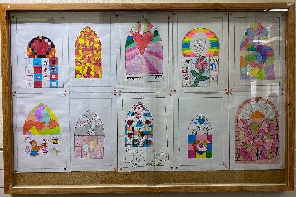 Os alunos de Francês, Educação Visual e o Clube da Voz expõem trabalhos para comemorar o dia de São Valentim. (foto 1 de 4)