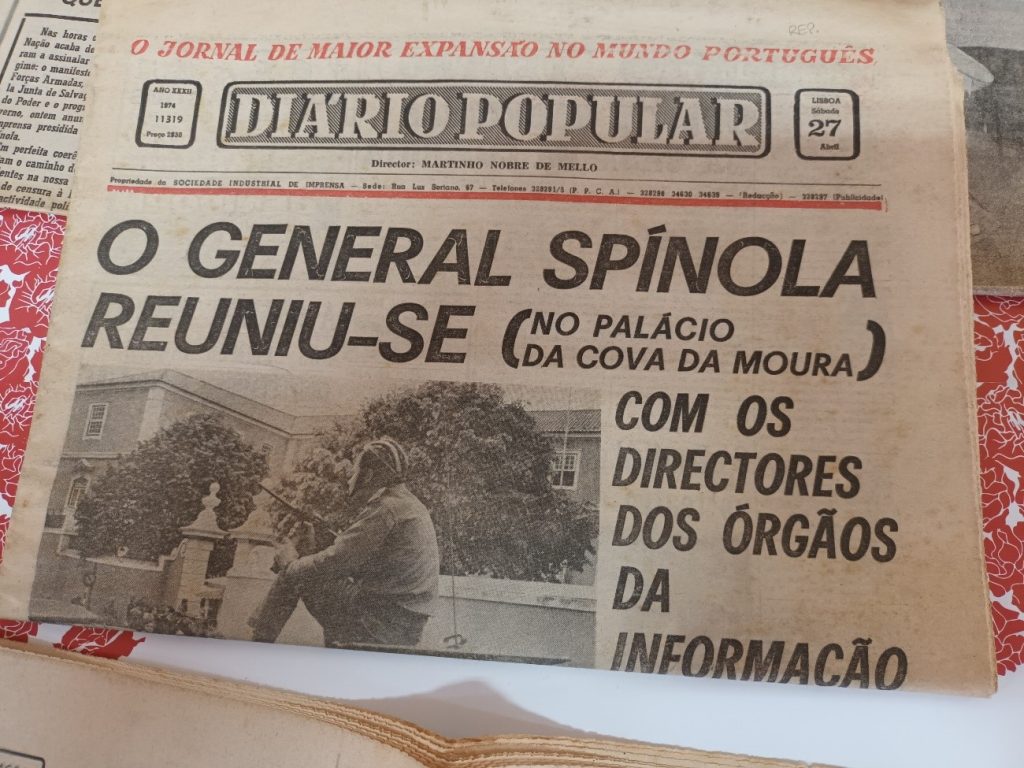 EXPOSIÇÃO NA BIBLIOTECA - “Cinquenta Anos do 25 de Abril” (foto 4 de 9)