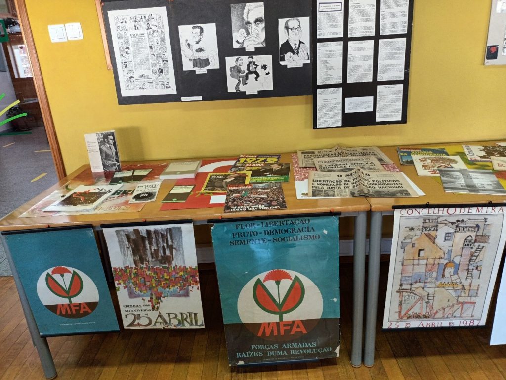 EXPOSIÇÃO NA BIBLIOTECA - “Cinquenta Anos do 25 de Abril” (foto 2 de 9)