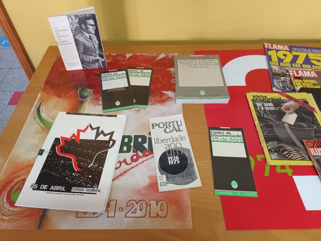 EXPOSIÇÃO NA BIBLIOTECA - “Cinquenta Anos do 25 de Abril” (foto 3 de 9)