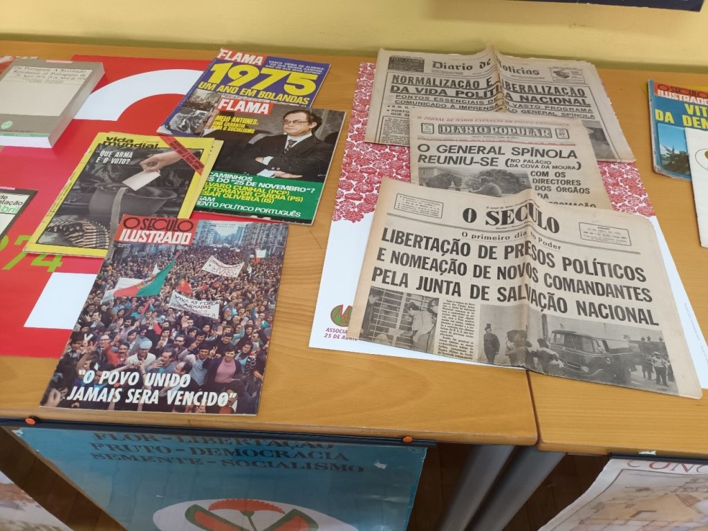 EXPOSIÇÃO NA BIBLIOTECA - “Cinquenta Anos do 25 de Abril” (foto 1 de 9)