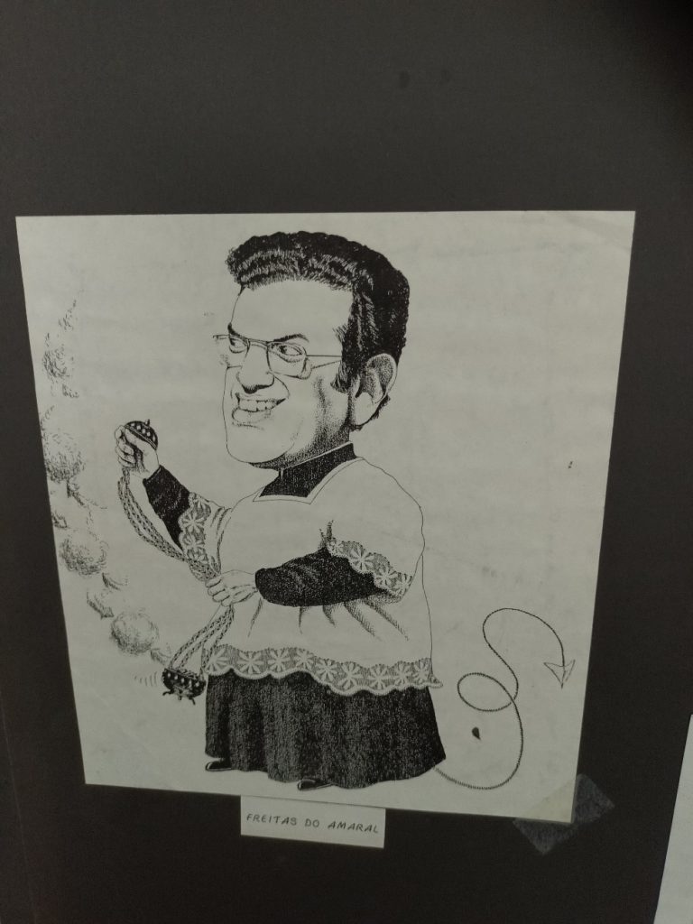 EXPOSIÇÃO NA BIBLIOTECA - “Cinquenta Anos do 25 de Abril” (foto 5 de 9)