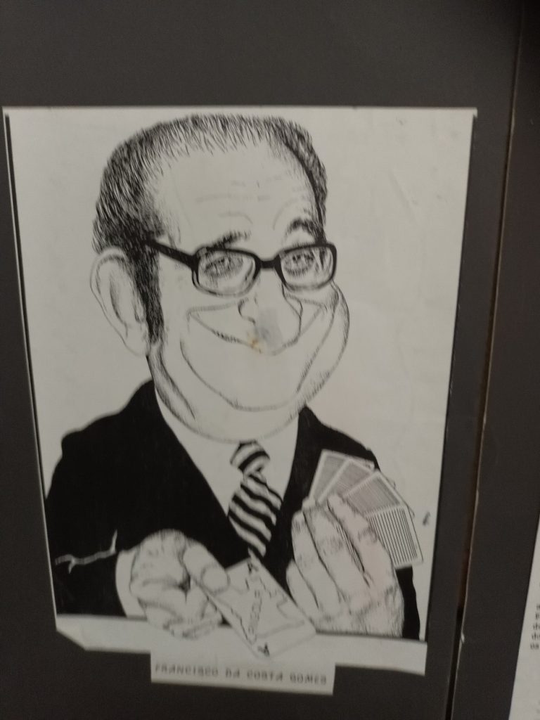 EXPOSIÇÃO NA BIBLIOTECA - “Cinquenta Anos do 25 de Abril” (foto 6 de 9)