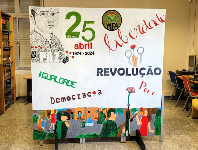 Mural sobre o 25 de abril - alunos do 6º ano (foto 2 de 2)