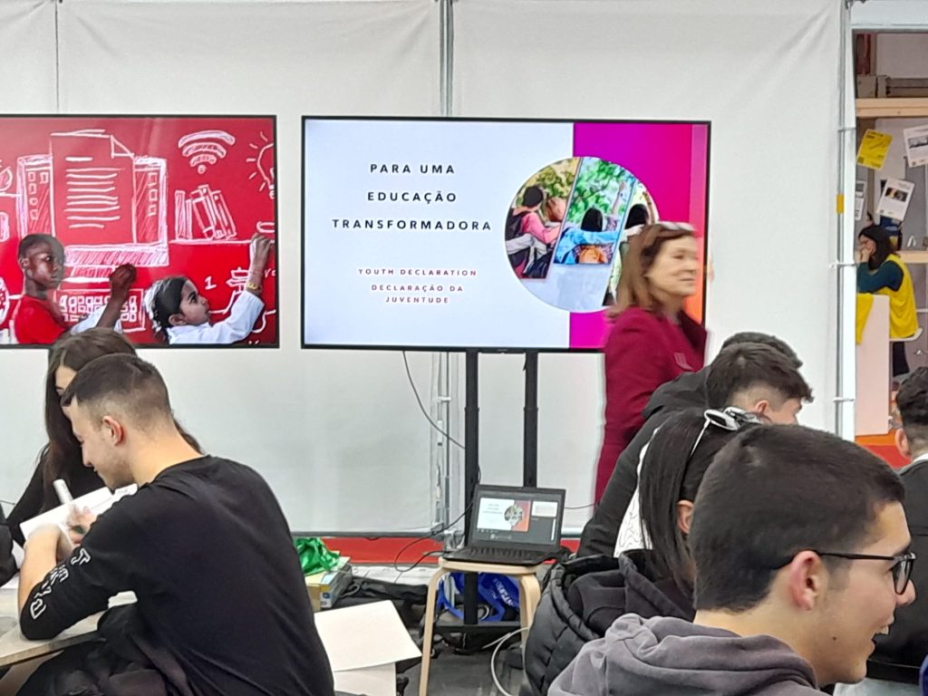 Alunos do Agrupamento de Escolas de Moimenta da Beira dinamizam stand da DGE na Feira Qualifica - Exponor (foto 9 de 17)