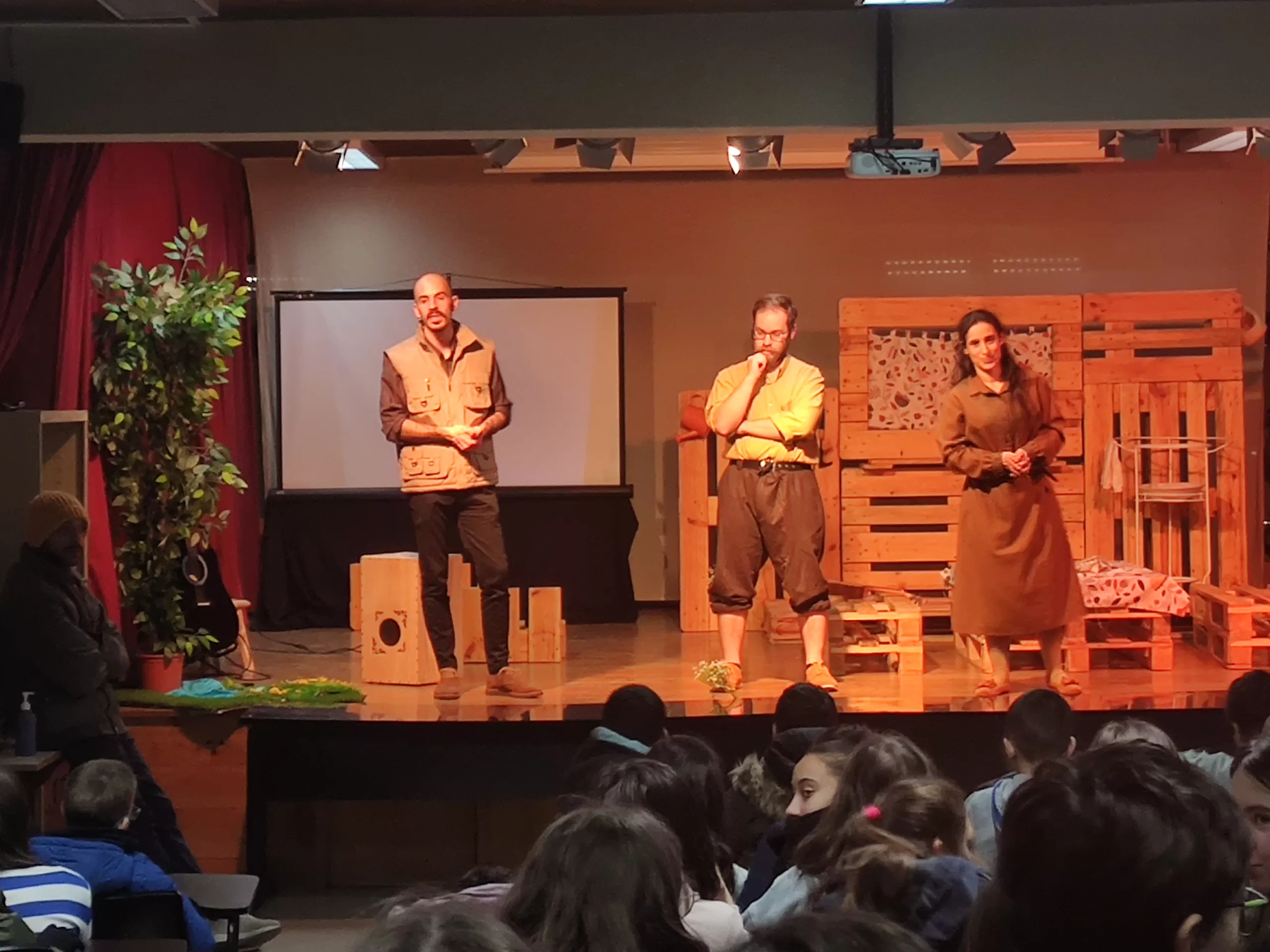 No dia 28/02 os alunos dos 5º e 6º anos assistiram a dramatizações realizadas pela Companh (foto 1 de 10)