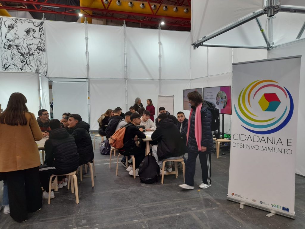 Alunos do Agrupamento de Escolas de Moimenta da Beira dinamizam stand da DGE na Feira Qualifica - Exponor (foto 7 de 17)