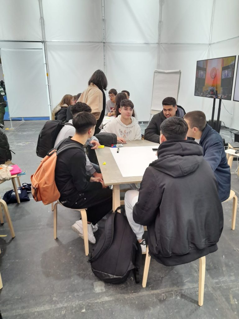 Alunos do Agrupamento de Escolas de Moimenta da Beira dinamizam stand da DGE na Feira Qualifica - Exponor (foto 1 de 17)