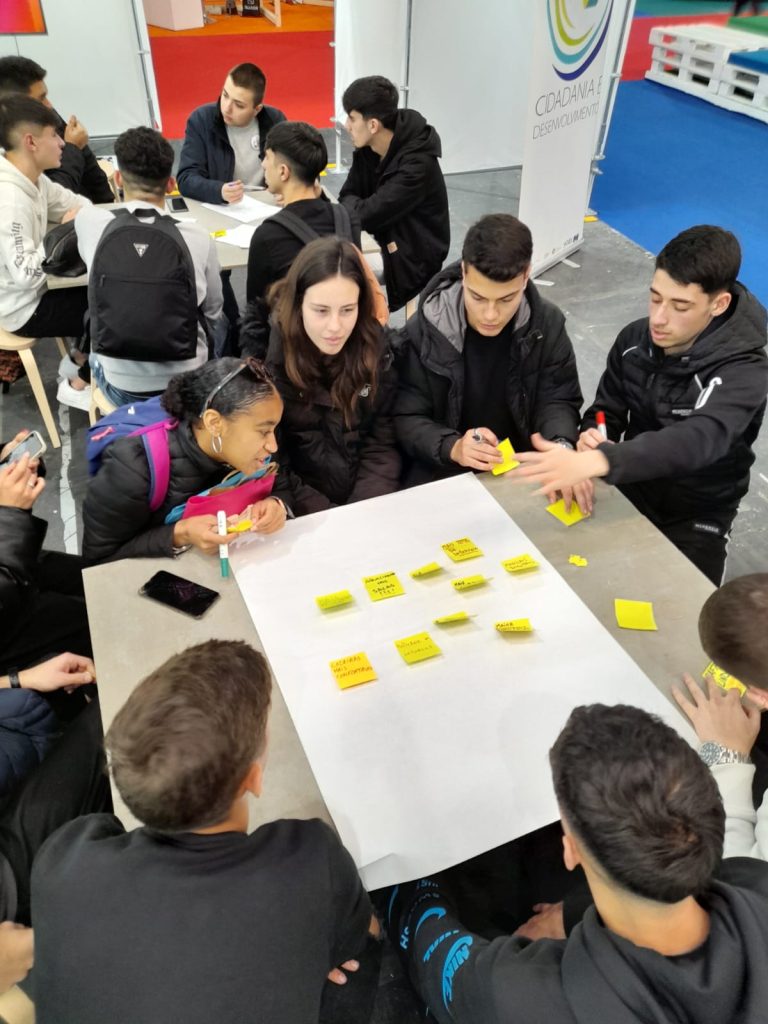 Alunos do Agrupamento de Escolas de Moimenta da Beira dinamizam stand da DGE na Feira Qualifica - Exponor (foto 11 de 17)