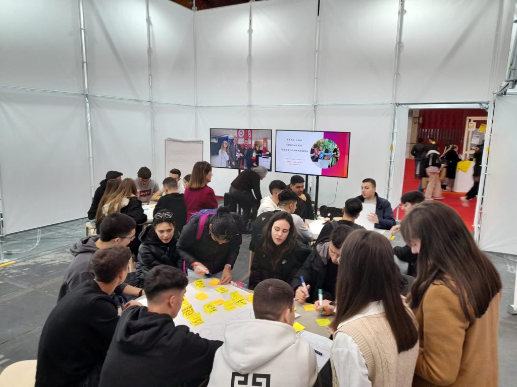 Alunos do Agrupamento de Escolas de Moimenta da Beira dinamizam stand da DGE na Feira Qualifica - Exponor (foto 12 de 17)
