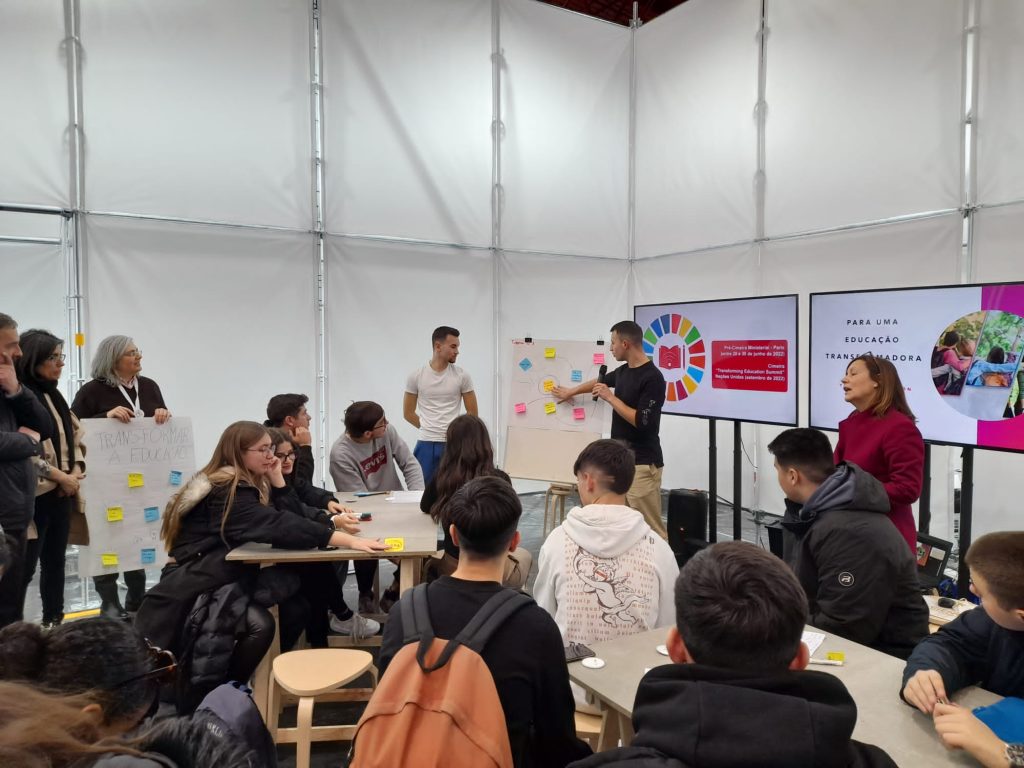 Alunos do Agrupamento de Escolas de Moimenta da Beira dinamizam stand da DGE na Feira Qualifica - Exponor (foto 4 de 17)