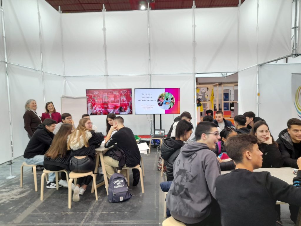 Alunos do Agrupamento de Escolas de Moimenta da Beira dinamizam stand da DGE na Feira Qualifica - Exponor (foto 17 de 17)