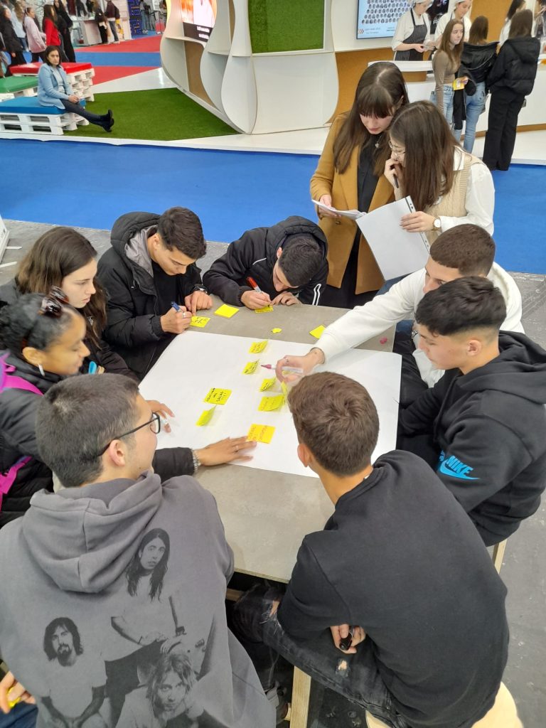Alunos do Agrupamento de Escolas de Moimenta da Beira dinamizam stand da DGE na Feira Qualifica - Exponor (foto 10 de 17)