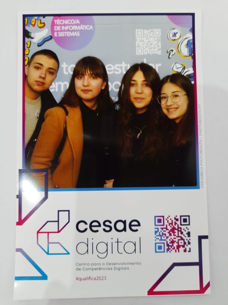 Alunos do Agrupamento de Escolas de Moimenta da Beira dinamizam stand da DGE na Feira Qualifica - Exponor (foto 3 de 17)