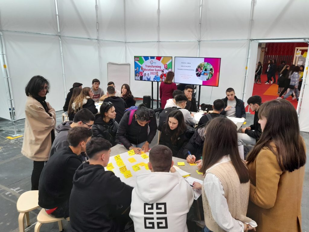 Alunos do Agrupamento de Escolas de Moimenta da Beira dinamizam stand da DGE na Feira Qualifica - Exponor (foto 13 de 17)