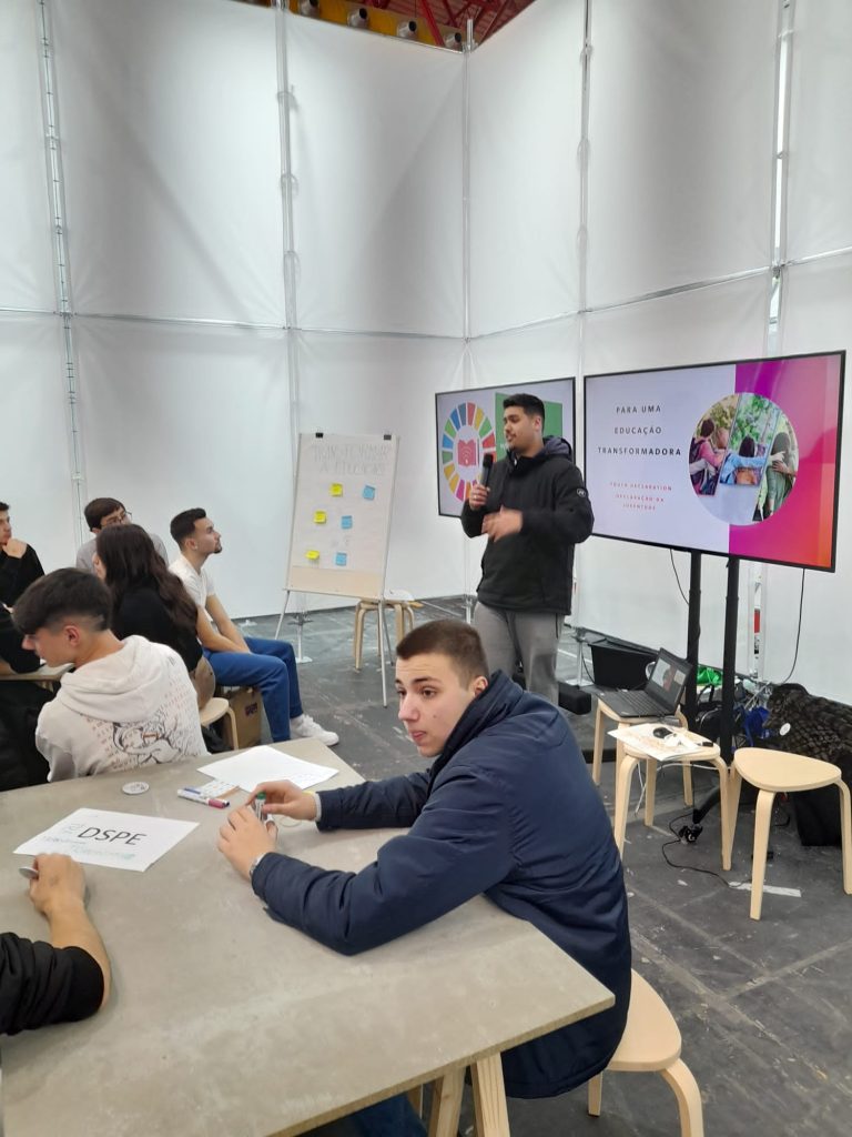 Alunos do Agrupamento de Escolas de Moimenta da Beira dinamizam stand da DGE na Feira Qualifica - Exponor (foto 14 de 17)