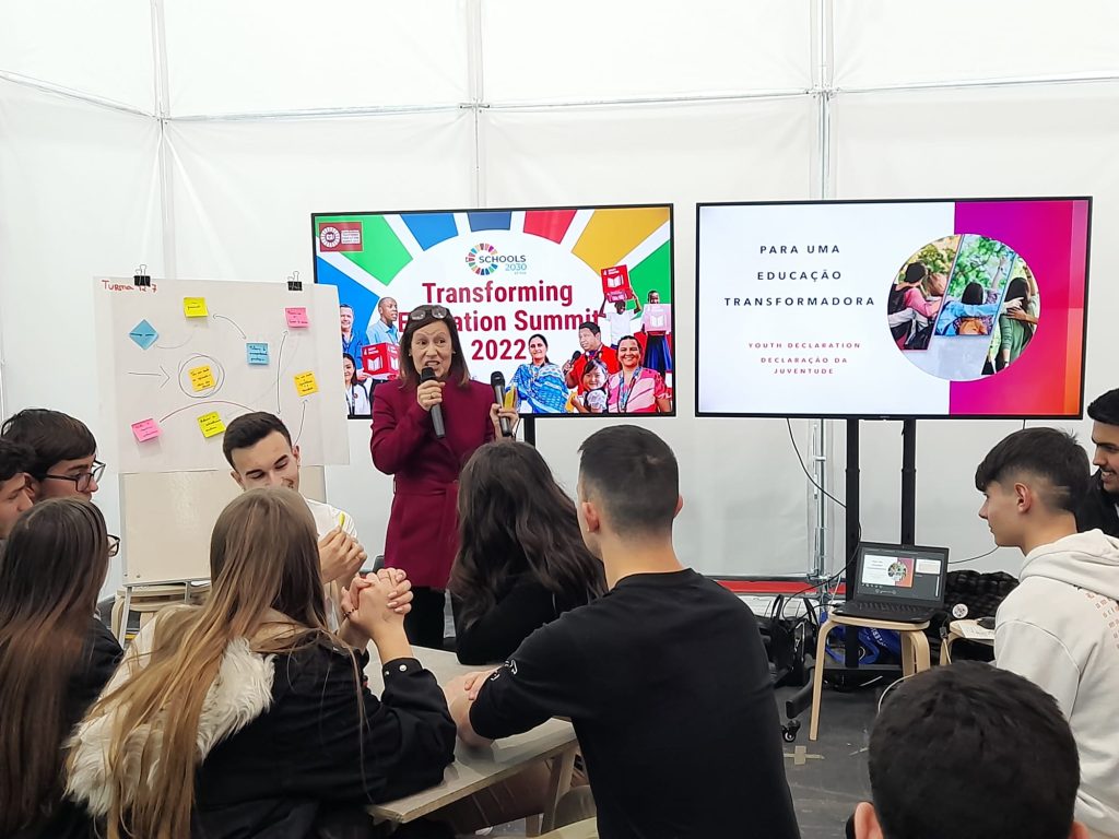 Alunos do Agrupamento de Escolas de Moimenta da Beira dinamizam stand da DGE na Feira Qualifica - Exponor (foto 15 de 17)