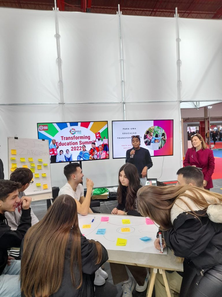 Alunos do Agrupamento de Escolas de Moimenta da Beira dinamizam stand da DGE na Feira Qualifica - Exponor (foto 16 de 17)