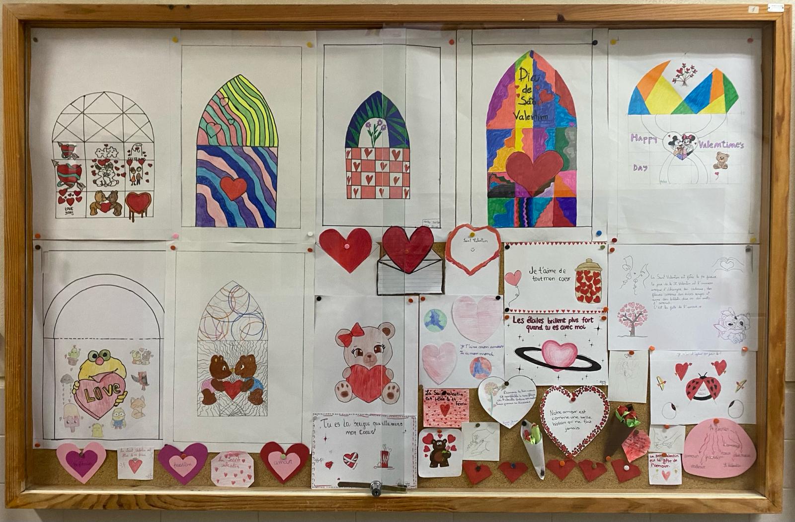 Os alunos de Francês, Educação Visual e o Clube da Voz expõem trabalhos para comemorar o dia de São Valentim. (foto 4 de 4)