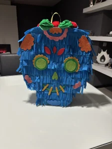 ”Rompiendo piñatas, compartiendo cultura” (1 11 2025 na 11 12)